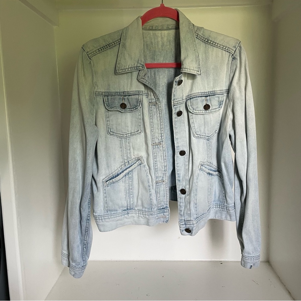 Blue Jean Jacket with Classic Styling and Cropped Fit
